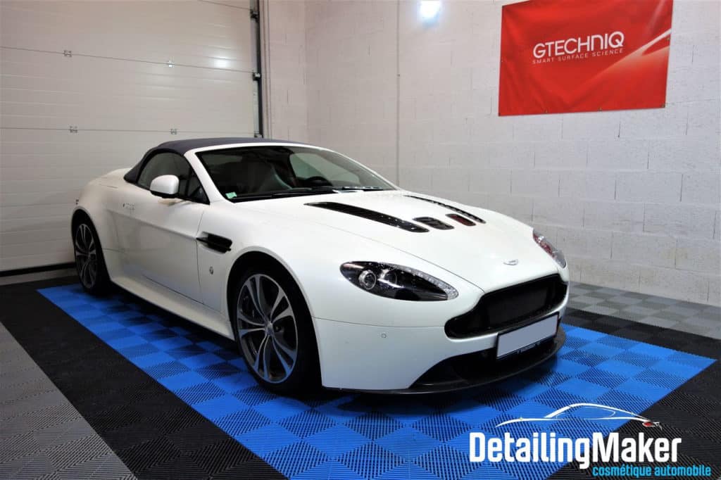 Detailing sur une Aston Martin Vantage V12 Roadster S