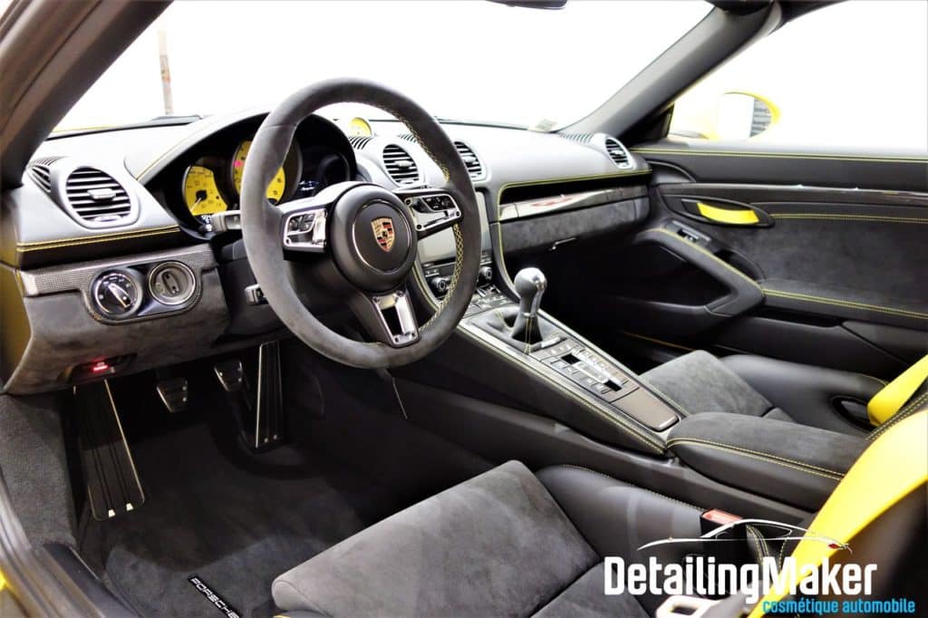 intérieur porsche 718 spyder