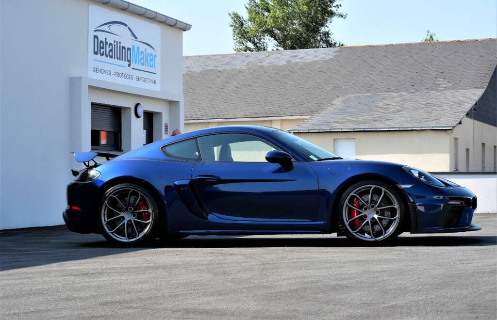 Porsche 718 Cayman GT4 Bleu Gentiane avec film de protection carrosserie