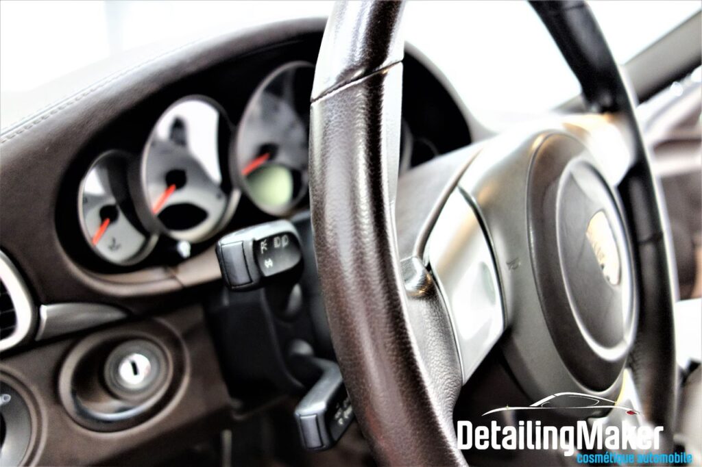 Nettoyage volant Porsche