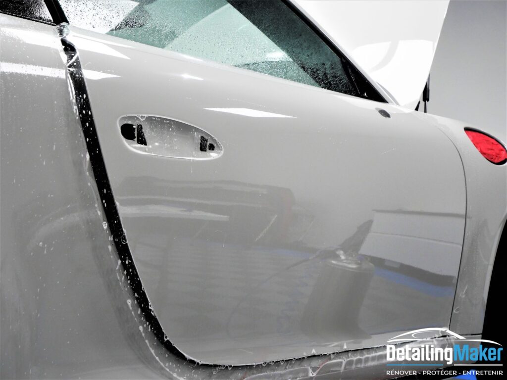 Film protection carrosserie en cours de pose