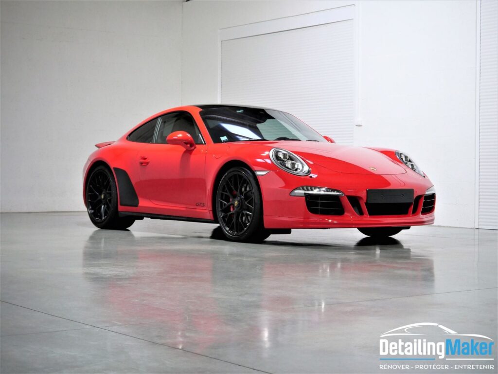 protection carrosserie sur porsche gts rouge indien