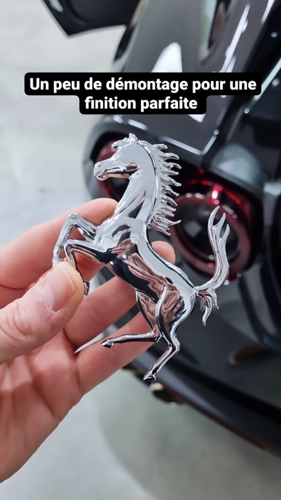 Démontage logo Ferrari